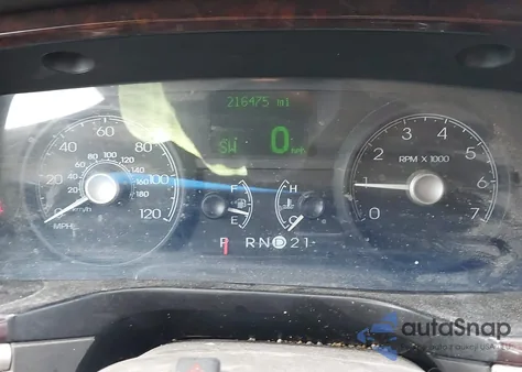 2011 Lincoln Town Car Signature Limited z USA, uszkodzony, nr VIN 2LNBL8CV2BX752692